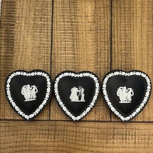 Wedgwood Jasperware Set of 3 heart shaped trinket dishes Cream on Black